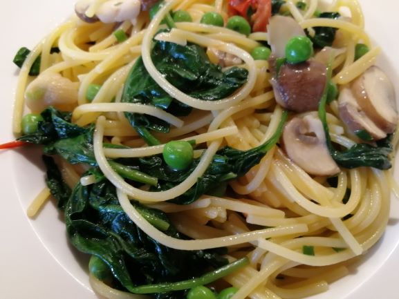 Pasta mit Blattspinat und Kirschtomaten - Vegan - travelgan