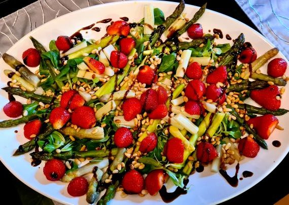 Mehr über den Artikel erfahren Spargel Erdbeer Salat