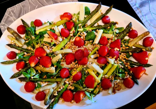 Erdbeer Spargel Salat mit Pinienkernen